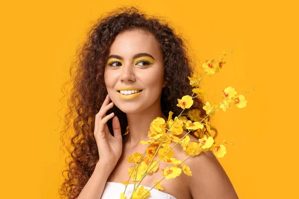 Beautiful African American Woman Makeup Yellow Tones Flowers Color Background — Zdjęcie stockowe