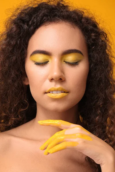 Schöne Afroamerikanische Frau Mit Make Gelbtönen Auf Farbigem Hintergrund — Stockfoto