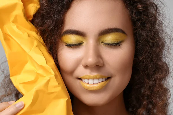 Sarı Tonlu Güzel Afro Amerikalı Kadın Yakın Plan — Stok fotoğraf