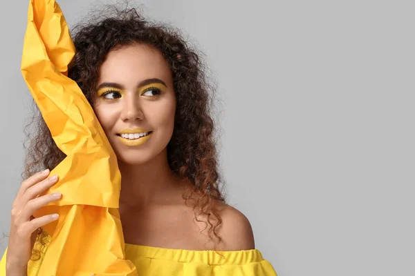Mulher Afro Americana Bonita Com Maquiagem Tons Amarelos Fundo Cinza — Fotografia de Stock