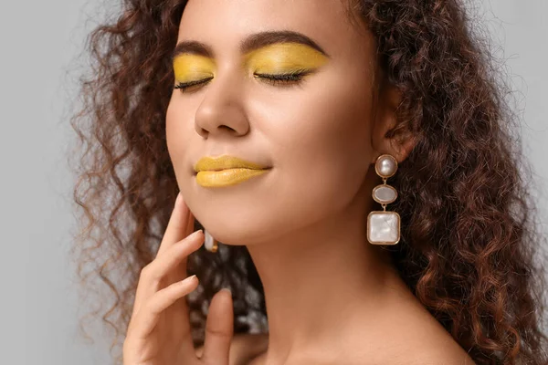 Mooie Afro Amerikaanse Vrouw Met Make Gele Tinten Grijze Achtergrond — Stockfoto