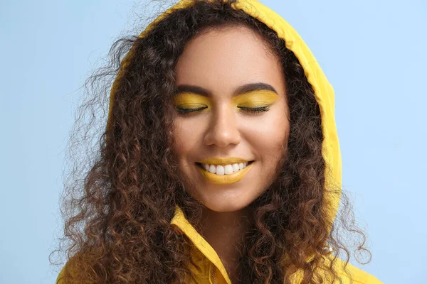 Hermosa Mujer Afroamericana Con Maquillaje Tonos Amarillos Sobre Fondo Color — Foto de Stock