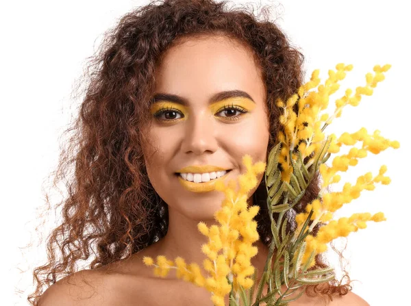 Mooie Afro Amerikaanse Vrouw Met Make Gele Tinten Bloemen Witte — Stockfoto