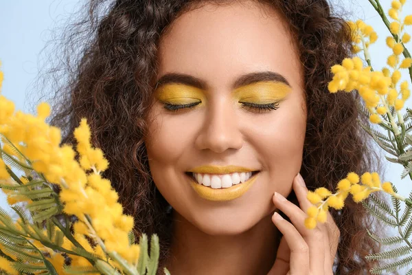 Mulher Afro Americana Bonita Com Maquiagem Tons Amarelos Flores Fundo — Fotografia de Stock