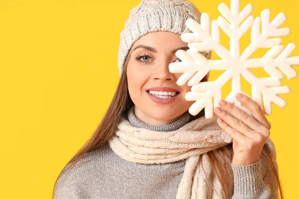 Beautiful Young Woman Warm Winter Clothes Snowflake Color Background — 图库照片