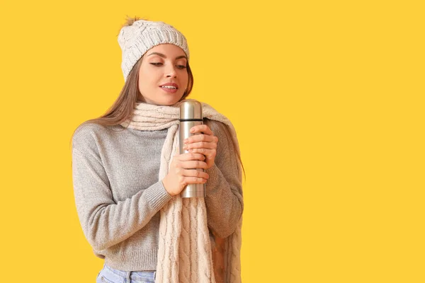 Schöne Junge Frau Warmer Winterkleidung Und Mit Thermoskanne Auf Farbigem — Stockfoto