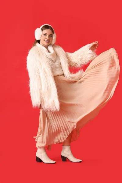 Mooie Jonge Vrouw Warme Winter Kleding Kleur Achtergrond — Stockfoto