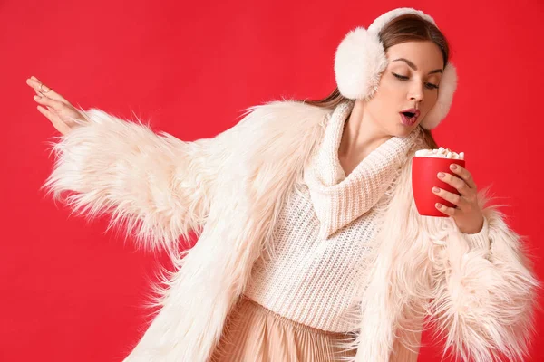 Troubled Jonge Vrouw Warme Winterkleding Met Kopje Warme Chocolademelk Kleur — Stockfoto