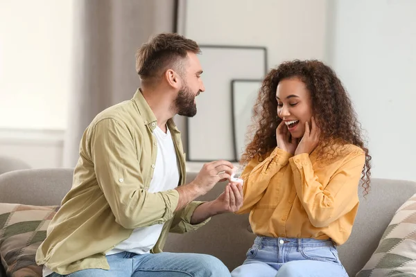 Young Man Proposing His Girlfriend Home — Stock Photo, Image