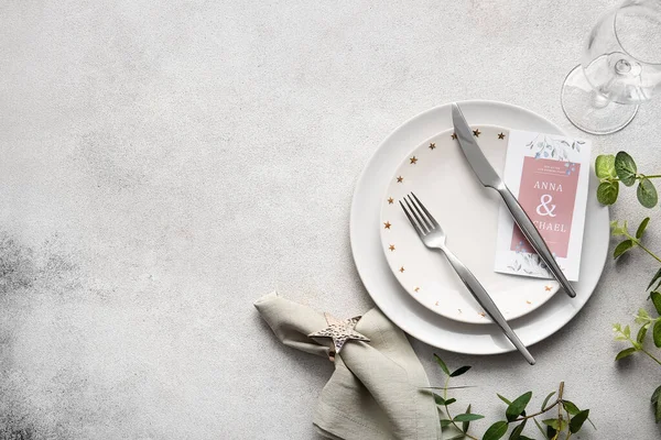 Açık arkaplanda düğün davetiyesi olan güzel masa ayarları