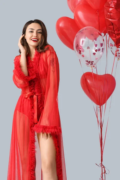 Seksowna Młoda Kobieta Balonami Szarym Tle Święto Walentynek — Zdjęcie stockowe