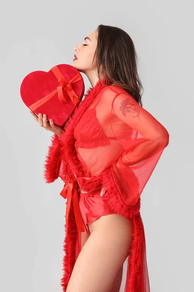 Jeune Femme Sexy Avec Cadeau Sur Fond Gris Fête Saint — Photo