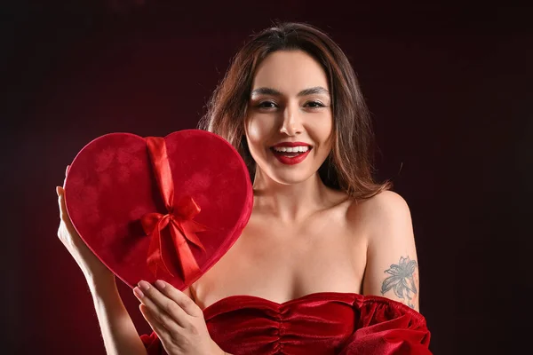 Seksowna Młoda Kobieta Prezentem Czarnym Tle Święto Walentynek — Zdjęcie stockowe