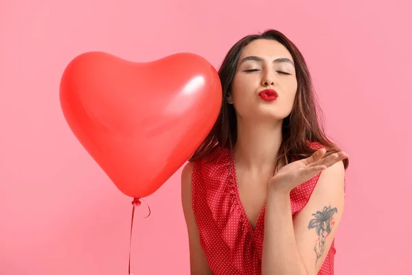 Mulher Bonita Com Balão Soprando Beijo Fundo Cor Celebração Dia — Fotografia de Stock