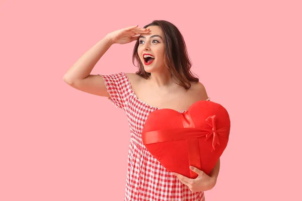 Hermosa Joven Con Corazón Rojo Sobre Fondo Rosa Celebración San — Foto de Stock