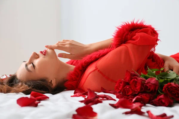 Sexy Young Woman Lying Bed Covered Rose Petals Valentine Day — 스톡 사진