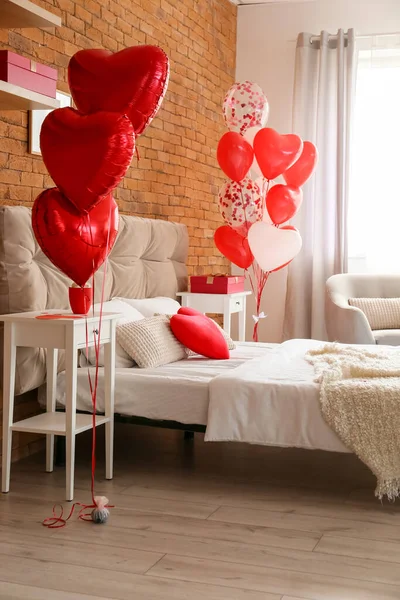 Bequemes Bett Und Schöne Luftballons Zimmer Zum Valentinstag Dekoriert — Stockfoto