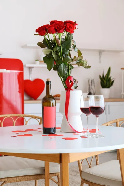 Bottle Wine Glasses Flowers Table Served Valentine Day — Fotografia de Stock
