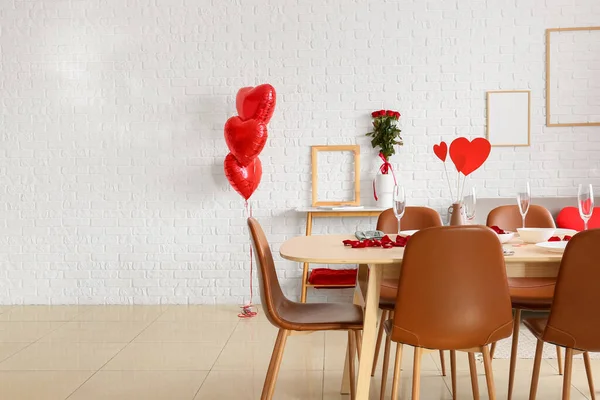 Heller Raum Zum Valentinstag Mit Serviertisch Dekoriert — Stockfoto