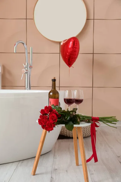 Glasses Wine Bottle Bouquet Flowers Table Bathroom Decorated Valentine Day — Stock Photo, Image