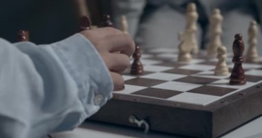 Evde satranç oynayan küçük çocuklar, yakın plan.