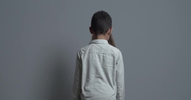 Симпатичні Маленькі Діти Обіймаються Сірому Фоні — стокове відео