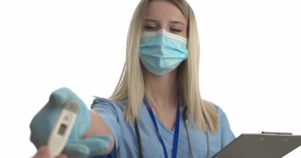 Arzt Medizinischer Maske Misst Patientententemperatur Auf Weißem Hintergrund — Stockvideo