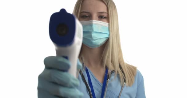 Arts Medische Masker Met Infrarood Thermometer Meten Temperatuur Witte Achtergrond — Stockvideo
