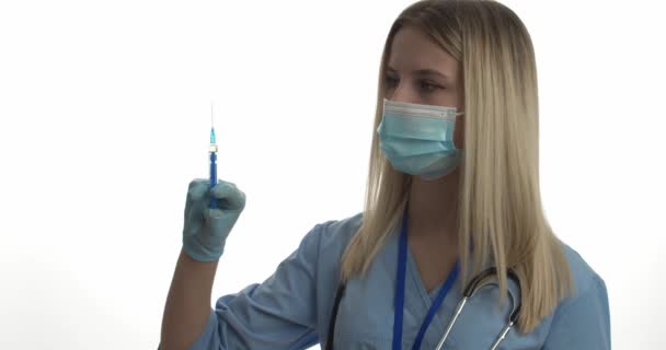 Lékař Lékařské Masce Injekční Stříkačkou Bílém Pozadí — Stock video
