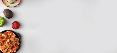 Hafif arka planda lezzetli Meksika Fajita 'lı kızartma tavası