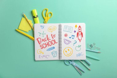 Renk arkaplanı üzerinde okula geri dönen metin ve kırtasiye defteri