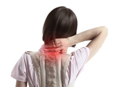 Arkadaki genç kadın beyaz arka planda boyun ağrısından muzdarip.