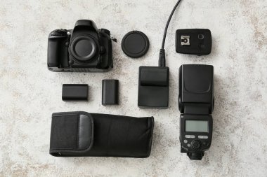 Işık tablosu arkaplanındaki fotoğraf ekipmanı, üst görünüm