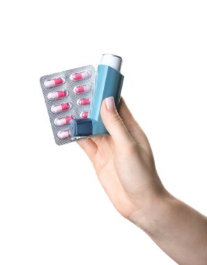 Modern astım spreyli kadın eli ve beyaz arka planda su toplayan haplar.