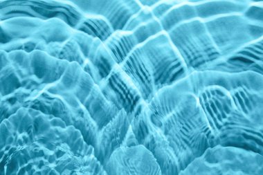 Dalgalanmalı temiz suyun yüzeyi