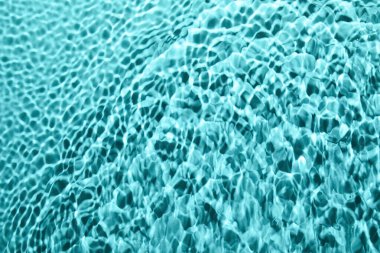 Dalgalanmalı temiz suyun yüzeyi