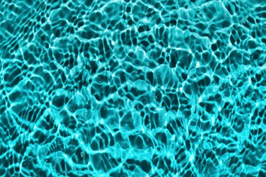 Dalgalanmalı temiz suyun yüzeyi