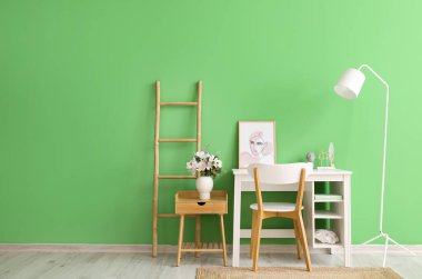 Modern iş yeri, merdiven ve ayakta duran lambalı şık bir oda.