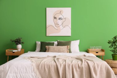 Büyük yataklı, ahşap masalı şık bir oda.