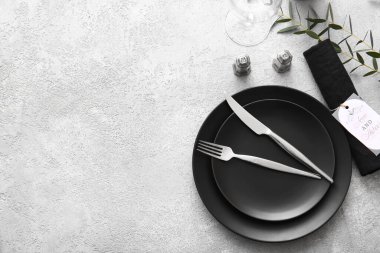 Güzel masa düzenleme ve açık arkaplanda düğün davetiyesi