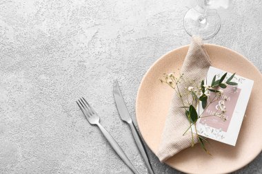 Açık arkaplanda düğün davetiyesi olan güzel masa ayarları