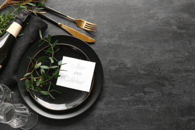 Siyah arka planda düğün davetiyesi olan güzel masa ayarları