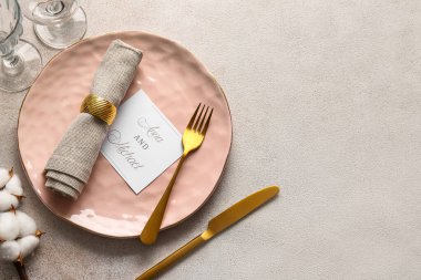 Açık arkaplanda düğün davetiyesi olan güzel masa ayarları