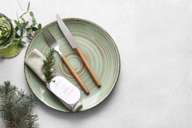 Açık arkaplanda düğün davetiyesi olan güzel masa ayarları