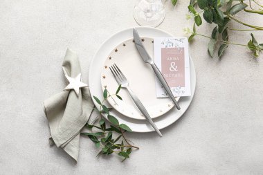 Açık arkaplanda düğün davetiyesi olan güzel masa ayarları