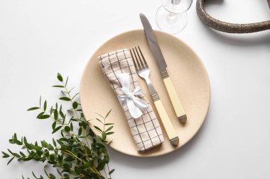 Açık arkaplanda düğün için güzel bir masa.