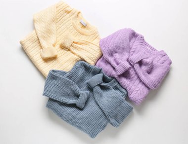 Beyaz arka planda katlanmış çocuk süveteri