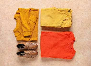 Renkli arka planda şık çocuk kıyafetleri.