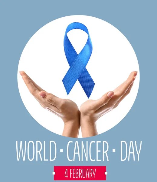 Mãos Com Fita Azul Escura Fundo Cor Dia Mundial Cancro — Fotografia de Stock