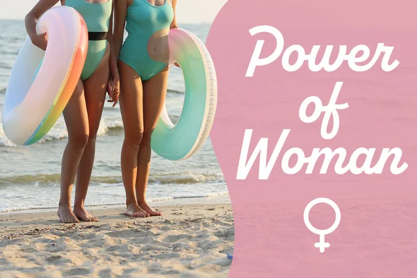Красиві Молоді Жінки Надувними Кільцями Морському Пляжі Концепція Жіночності — стокове фото